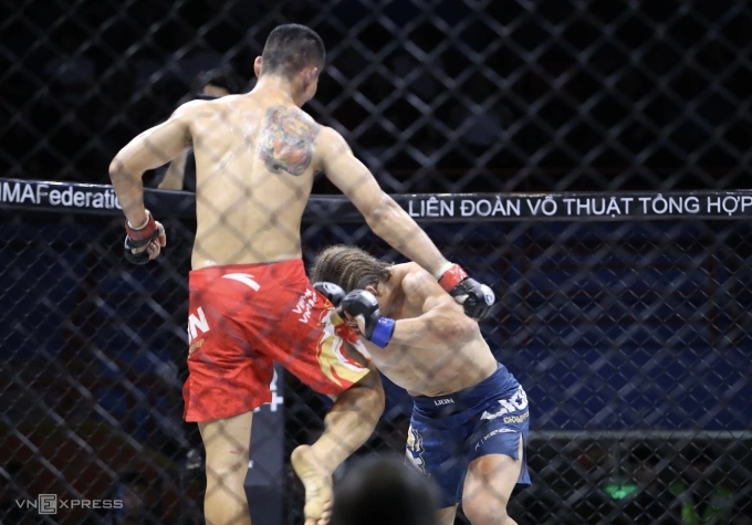 Chiến thuật giúp Phạm Công Minh đánh bại Zakhar trên sàn MMA Pha lên gối của Phạm Công Minh (đỏ) trúng mặt Zakhar Dzmitrychenka đầu hiệp hai. Ảnh: Hiếu Lương Nguồn: VNEXPRESS